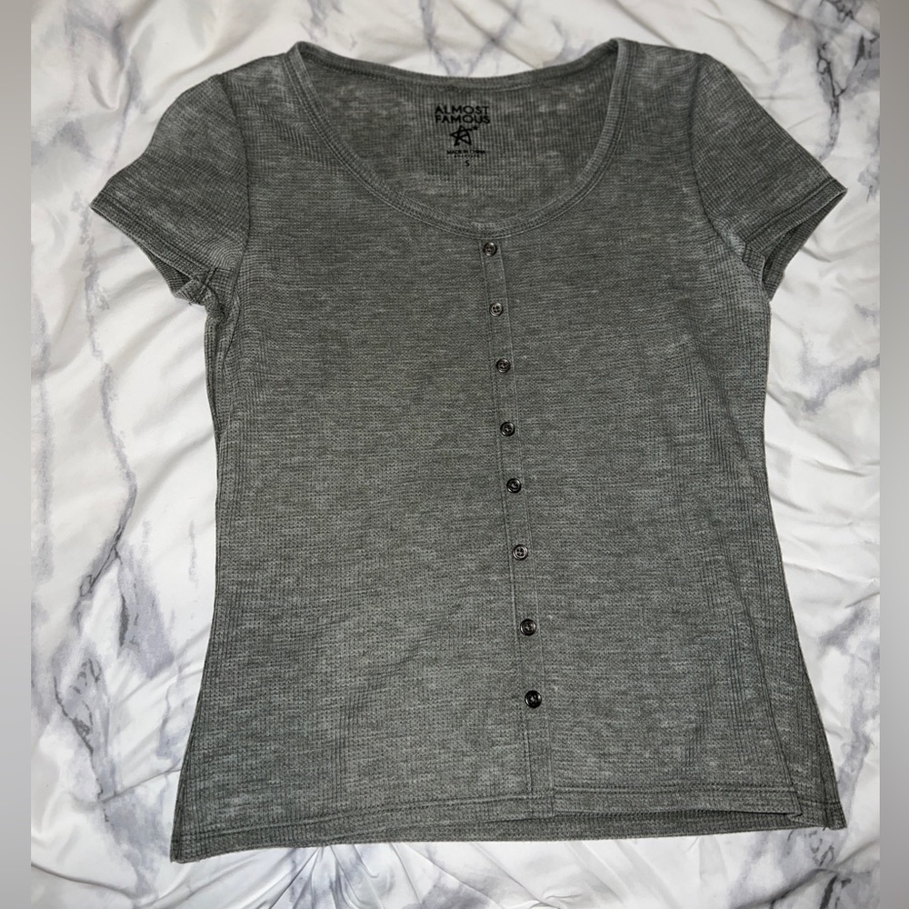 Gray t shirt